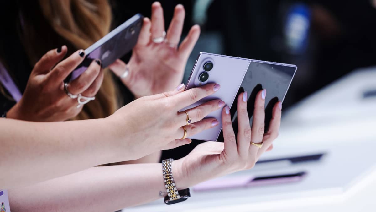 Samsung is focusing on attracting iPhone users as Apple makes its move into the global foldable smartphone market